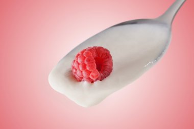 Ahududu kaşık, kırmızı zemin üzerine