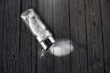 tuz, siyah ahşap bir masa üzerinde tuz serpilir