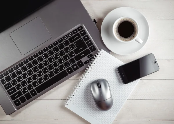 Filiżankę kawy i notebook, laptop, komputer mysz, telefon na t — Zdjęcie stockowe