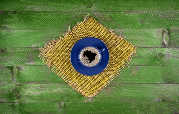 Bandera de Brasil hecha de una taza de café con espuma como frontera o —  Fotos de Stock