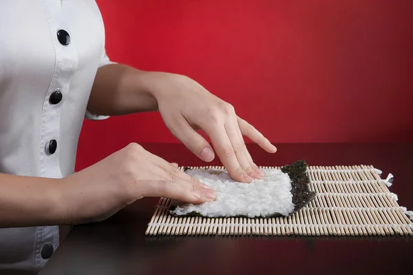 Chica chef hace sushi —  Fotos de Stock