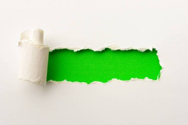 Çeşitli renklerdeki yırtık kağıt