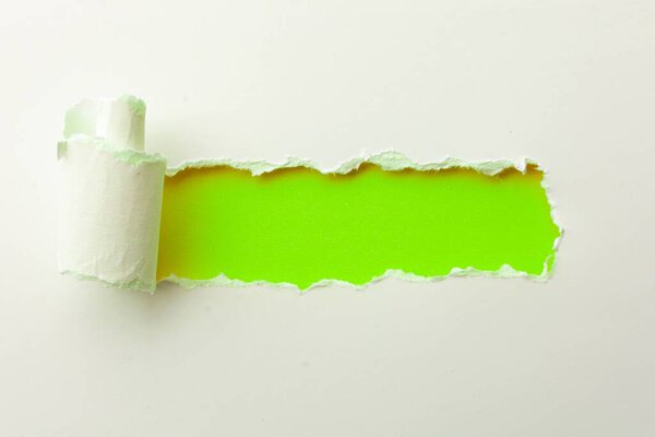 Разорванная бумага нескольких цветов