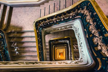 Modern bir binanın içinde.