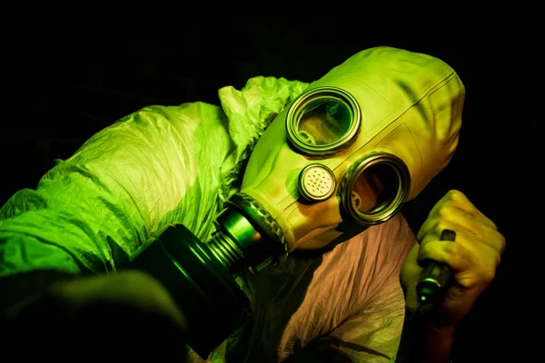 Man Skyddsmask Och Gasledning Med Respirator Svart Bakgrund — Stockfoto