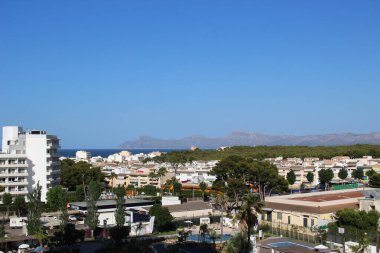 Mallorka 'da mavi gökyüzü ve deniz