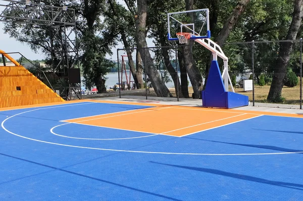 Açık basketbol sahası — Stok fotoğraf