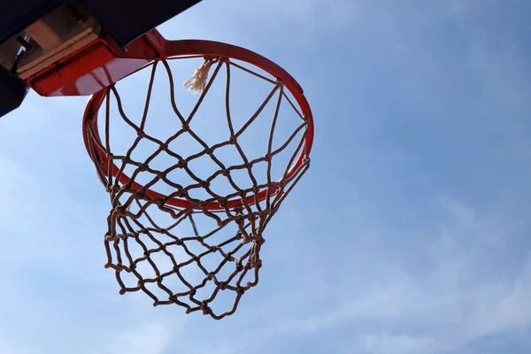 Parkta basketbol potası