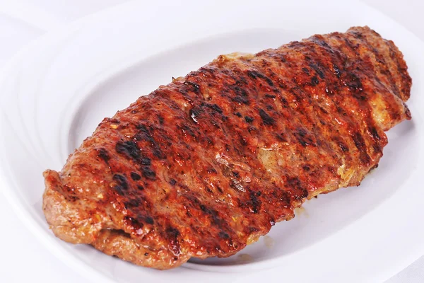 Beyaz plaka üzerinde ızgara domuz biftek