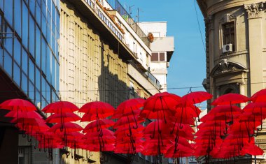 Belgrad, Sırbistan için bir sokak kapsayan kırmızı şemsiye
