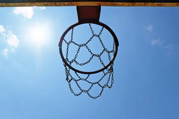 Güneşli mavi gökyüzü ile Basketbol çember — Stok fotoğraf