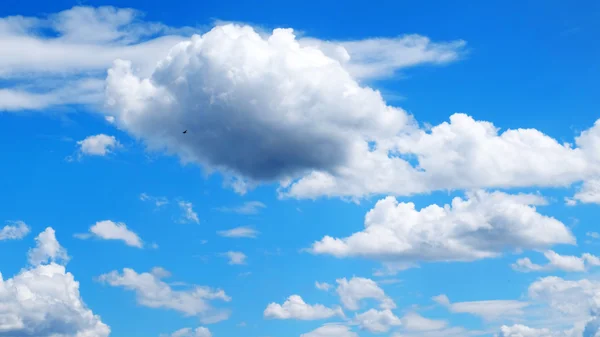 Cielo azul con bonitas nubes esponjosas — Foto de Stock