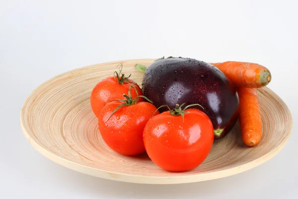 Verdure fresche su piatto di legno — Foto Stock