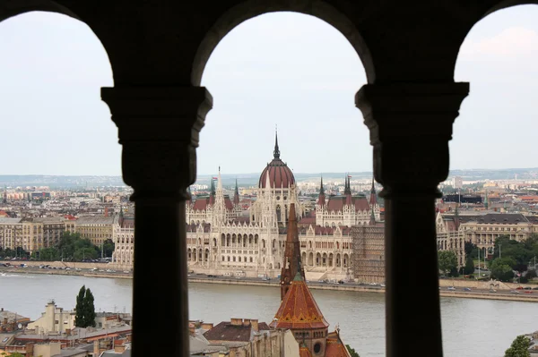 Vista sul palazzo del parlamento dal bastione dei pescatori sulla collina di Buda a Budapest, Ungheria — Foto Stock