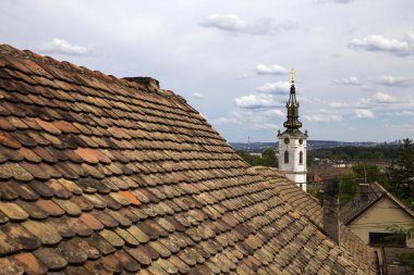 Zemun, Sırbistan eski kesiminde Aziz Nikolaos Kilisesi ile rooftops