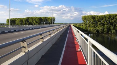 Geçit ve sektörlerine yeni köprüde Tuna Nehri Zemun, Belgrad, Sırbistan içinde izlemek