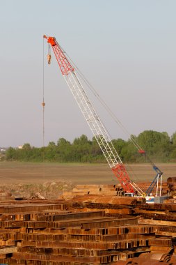 Metal hurda avluya ağır vinç ile