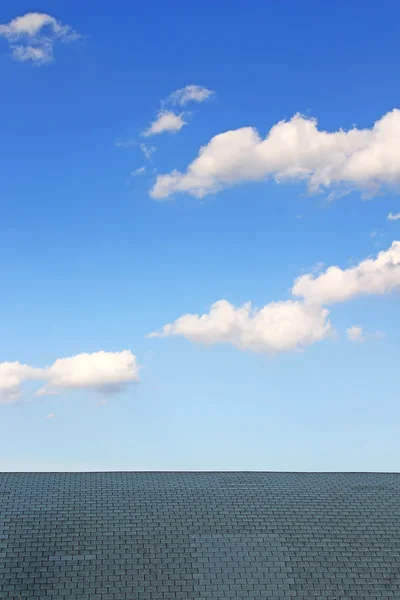 Cubierta de techo azul con bonito cielo azul nublado — Foto de Stock