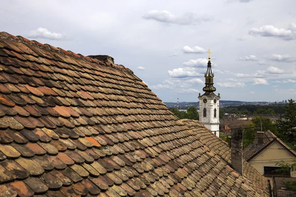 Techos en la parte antigua de Zemun, Serbia con la iglesia de San Nicolás — Foto de Stock