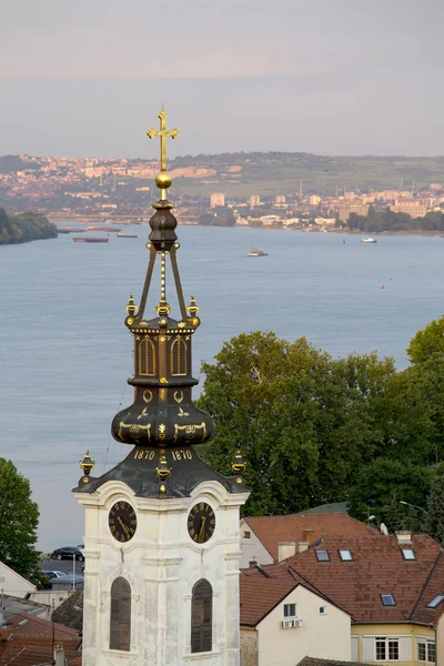 Vecchia parte di Zemun, Serbia con la chiesa di San Nicola e il fiume Danubio sul retro — Foto Stock