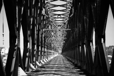 Paslı eski çelik köprü kullanım dışı