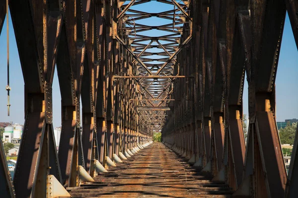 Rusty Viejo Puente Acero Fuera Uso — Foto de Stock