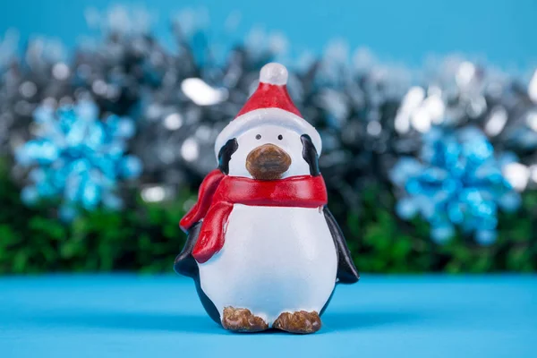 Pinguinpuppe Mit Weihnachtsdekoration Auf Blauem Hintergrund — Stockfoto