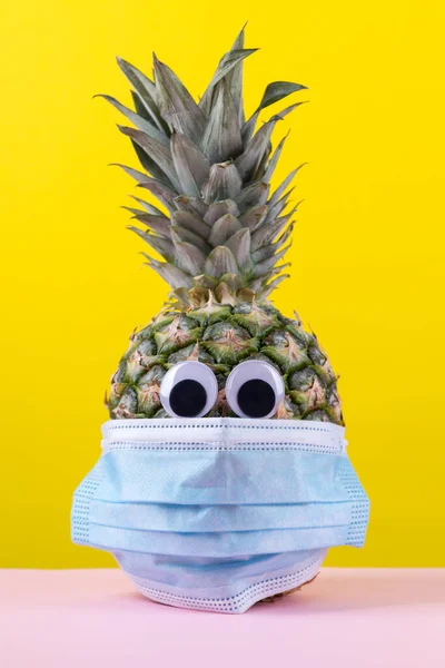 Ananas Con Maschera Protettiva Concetto Pandemico Coronavirus — Foto Stock