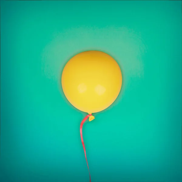 Jasně Žlutý Balón Modrém Texturovaném Pozadí — Stock fotografie