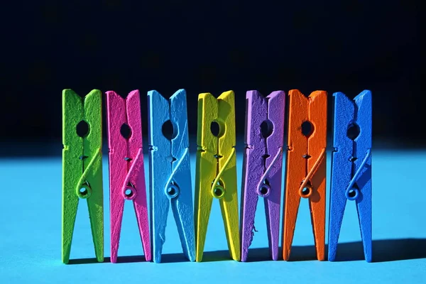 Colorful Laundry Clips Arranged Blue Background — Stock Photo, Image