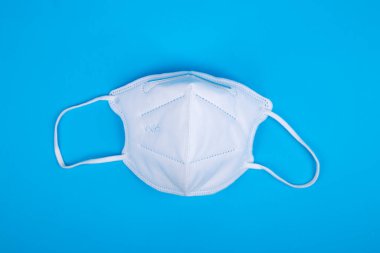 Açık mavi arkaplanda beyaz koruyucu yüz maskesi N95