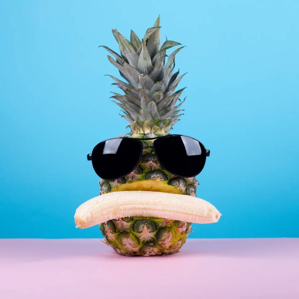 Ananas Con Occhiali Sole Che Tengono Banana Bocca Aperta Divertente — Foto Stock