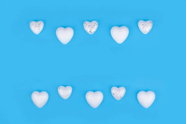 淡淡的构图 蓝底上有白色的心 情人节的概念 — 图库照片