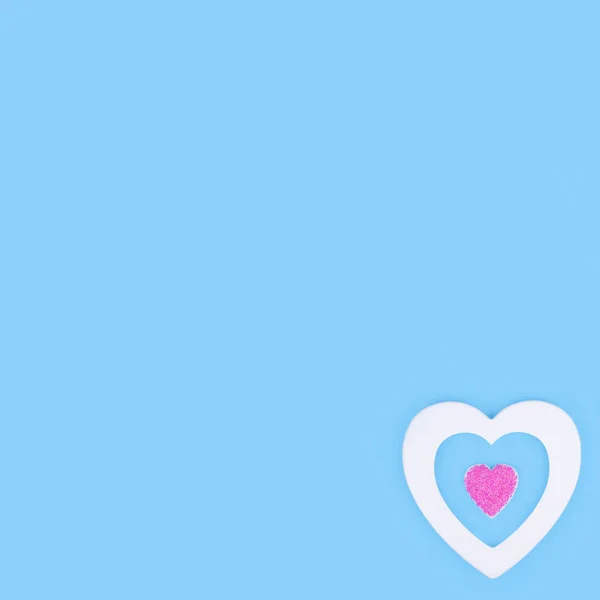 Pastel Mavi Arka Planda Beyaz Pembe Kalpleri Olan Minimum Kompozisyon — Stok fotoğraf