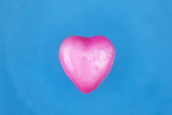 心浸透在蓝色纹理背景的粉红颜料中 最小情人节的概念 — 图库照片