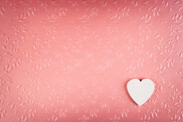 白色的心脏在彩色纹理粉红的背景 最小情人节的概念 — 图库照片
