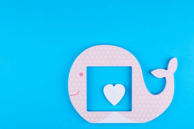 Balina şeklinde çerçeve, pastel mavi arka planda beyaz kalp.