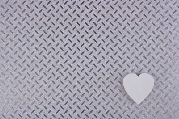 白色的心脏在金属纹理的背景 情人节的最小日数 — 图库照片