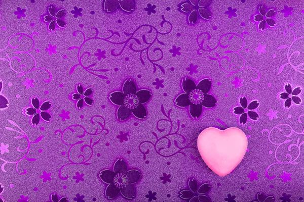 Coração Rosa Fundo Floral Texturizado Roxo Conceito Mínimo Dia Dos — Fotografia de Stock