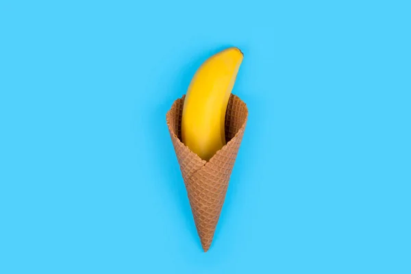 Banana Fresca Cono Gelato Fondo Azzurro Concetto Alimentare Minimo — Foto Stock