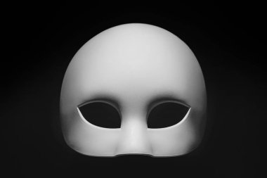 Siyah arkaplanda basit beyaz maske