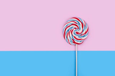 Pembe ve mavi arkaplanda renkli lolipop