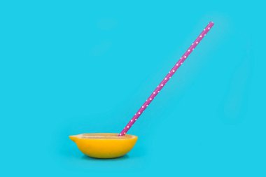 Limon, pastel mavisi arka planda samanla ikiye bölünmüş. Yaz taze meyve suyu konsepti.