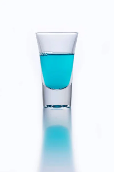 Skott Blå Curacao Sprit Ett Litet Glas Med Reflektion — Stockfoto