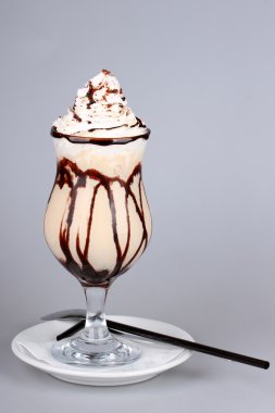 çikolata şurubu ile dondurma