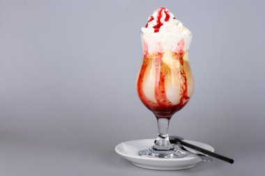 dondurma zekâ çilek şurubu