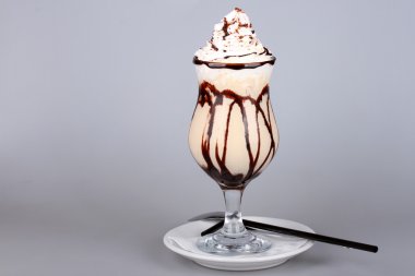 çikolata şurubu ile dondurma