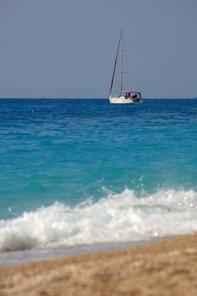 Yate en mar azul — Foto de Stock