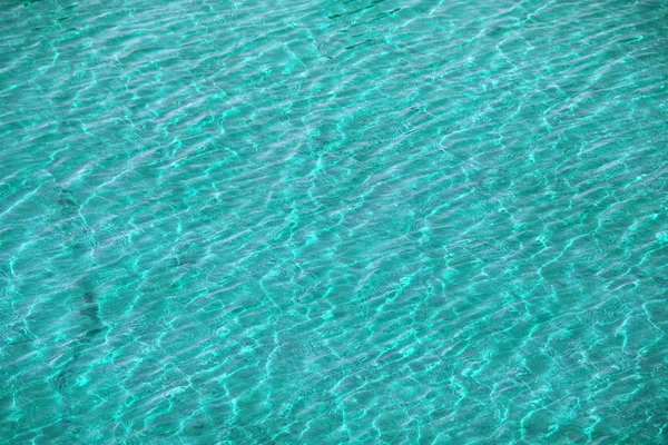 ターコイズ ブルーの水の波打つ表面 — ストック写真