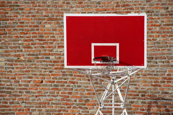 Basketbol kurulu tuğla duvar arka plan ile — Stok fotoğraf